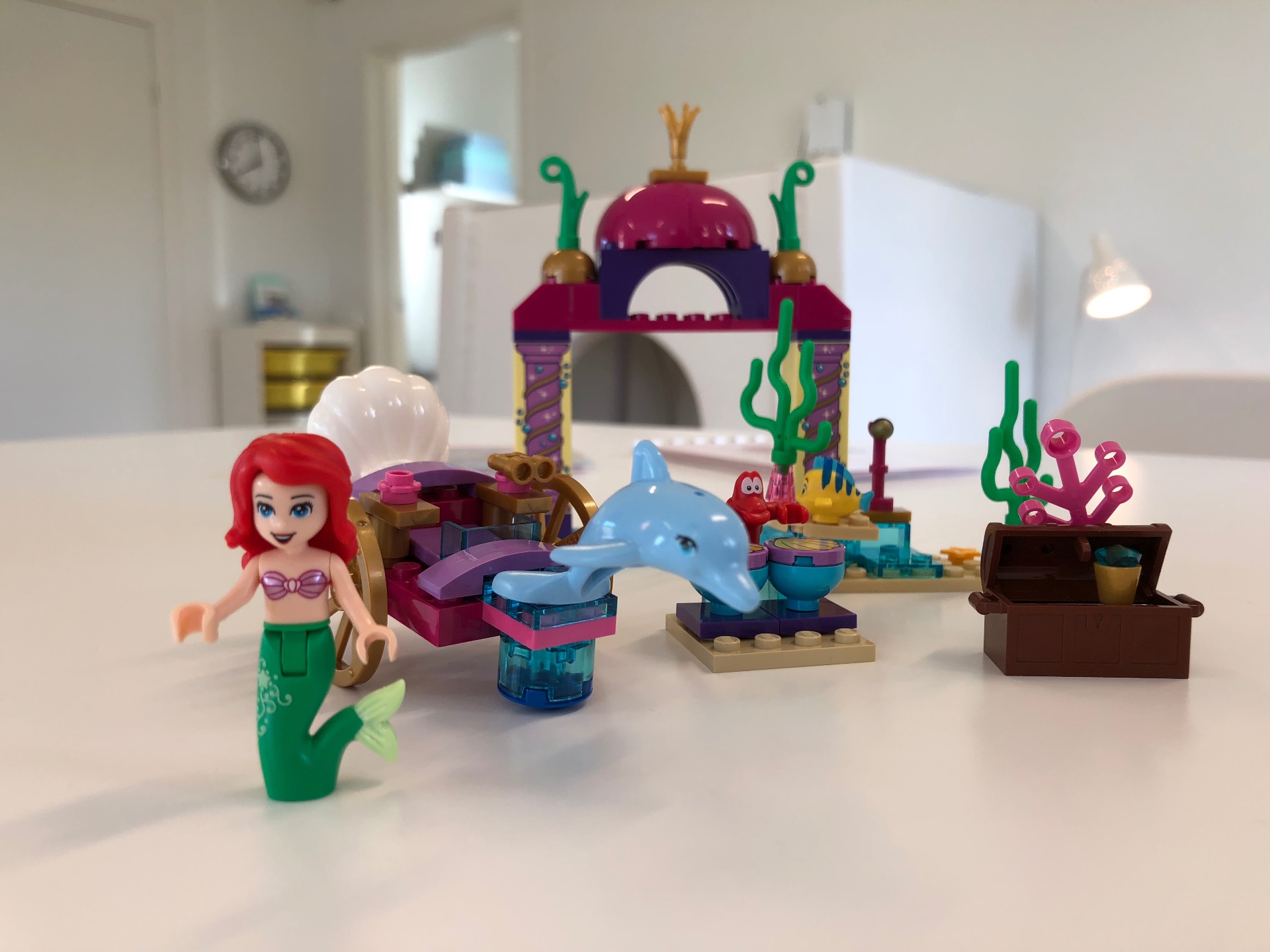 Skapande lek med Lego vid bordet