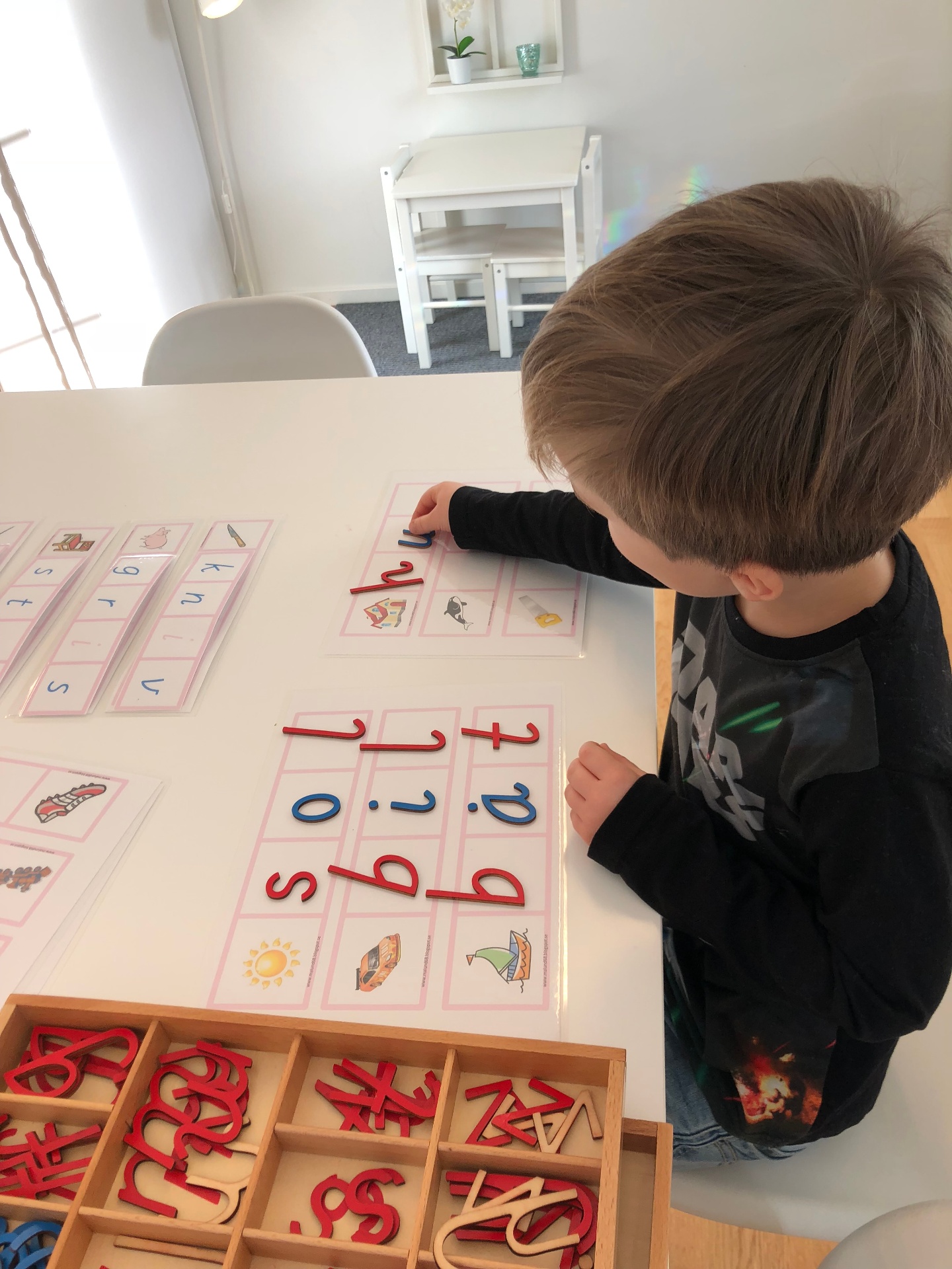 Montessorimaterial i trä på ett bord